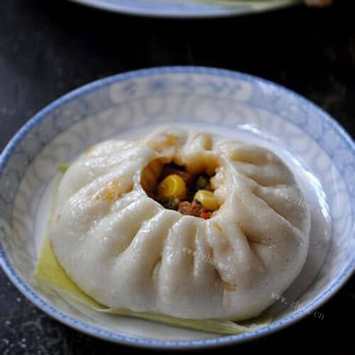 可口的胡萝卜鸡蛋包子