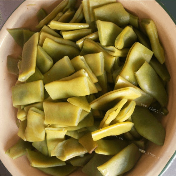 口感极佳的扁豆炒肉片做法图解1)