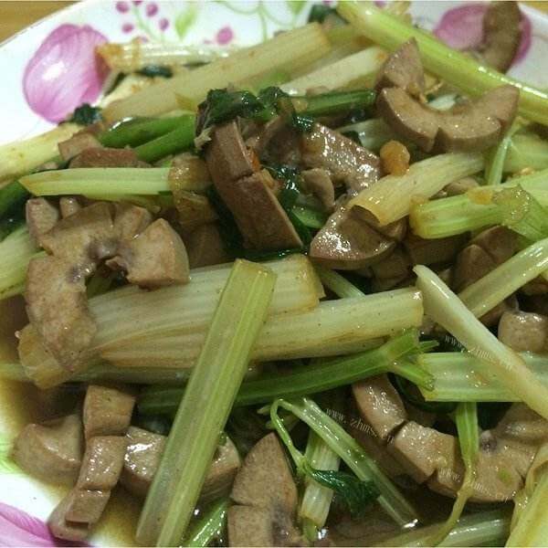 好吃芹菜木耳烩猪腰