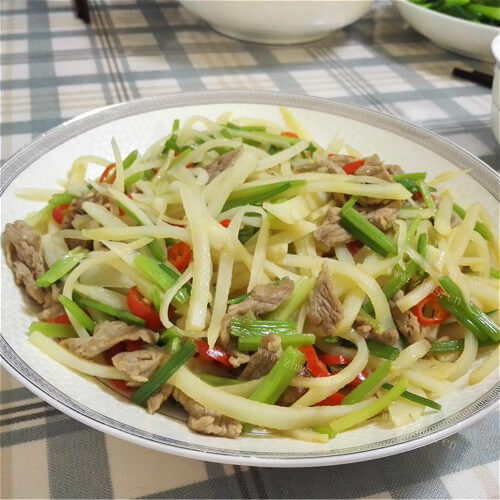 香喷喷的芹菜炒土豆丝