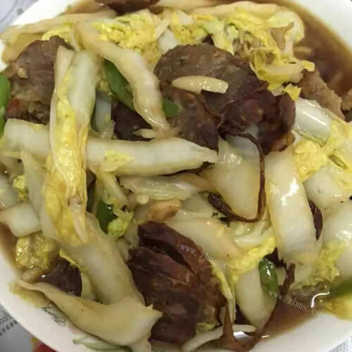 美味的香肠白菜火锅