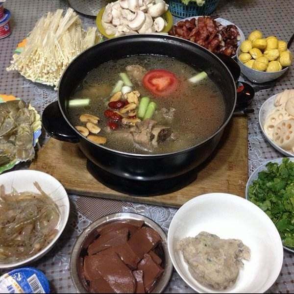 美味的猪骨浓汤涮火锅