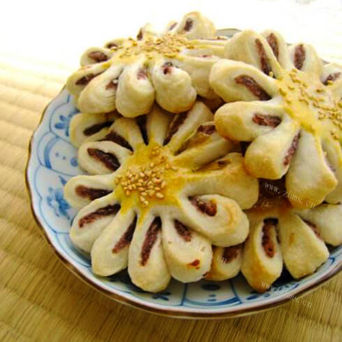美味的豆沙馅菊花酥
