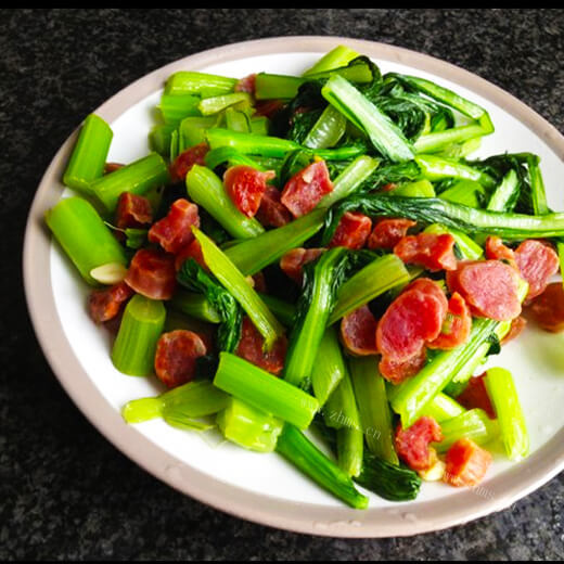 香喷喷菜心腊肠炒冷饭