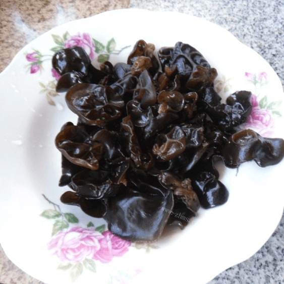 青椒木耳炒虾仁做法图解2)