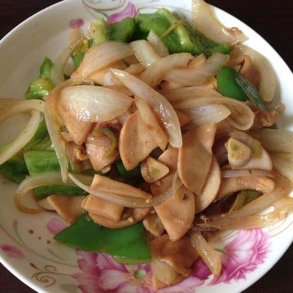 美味的杏苞菇炒洋葱