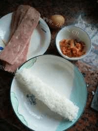 美味的鸡蛋泡菜培根饭团做法图解1)
