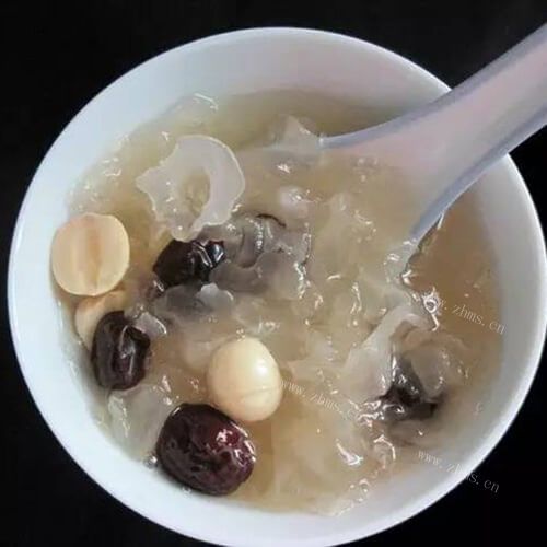 营养的绿豆银耳莲子羹