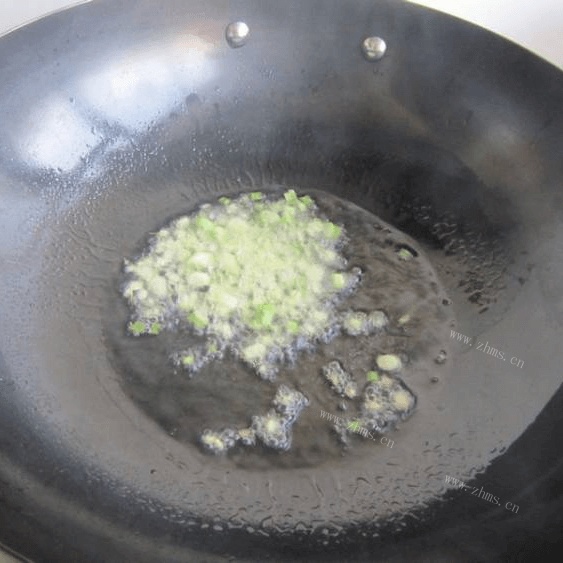 美味的酸菜肉丝面做法图解5)