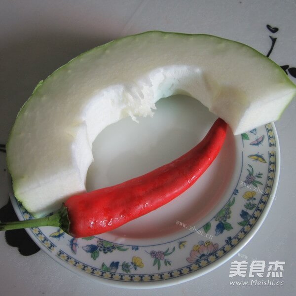 简易的家常辣椒烧冬瓜片做法图解1)
