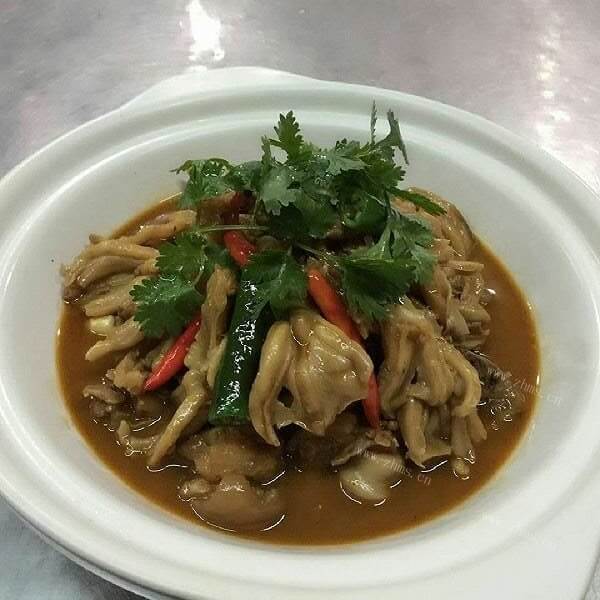 美味的鸭掌猪手煲