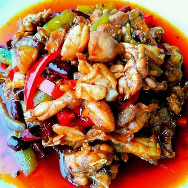 美味的香辣炖鲤鱼