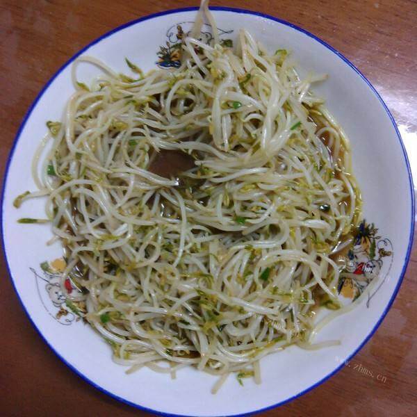 健康的饮料瓶里的豆芽菜