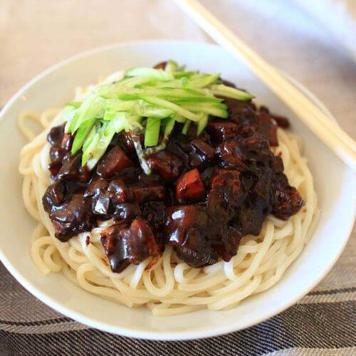 美味的香菇肉丁炸酱