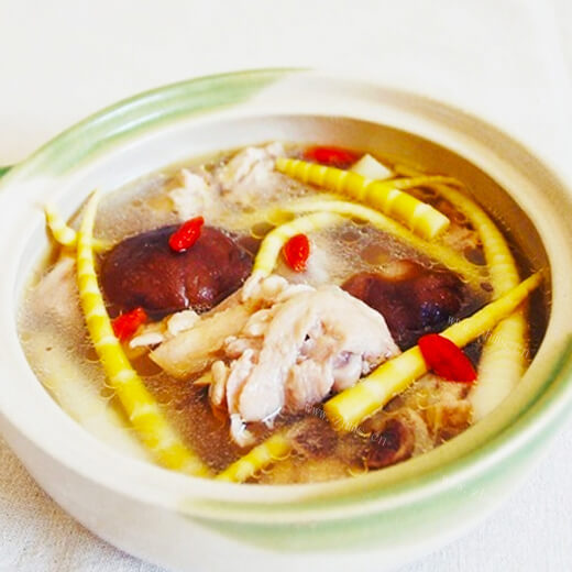 美味的竹笋土鸡肉汤 