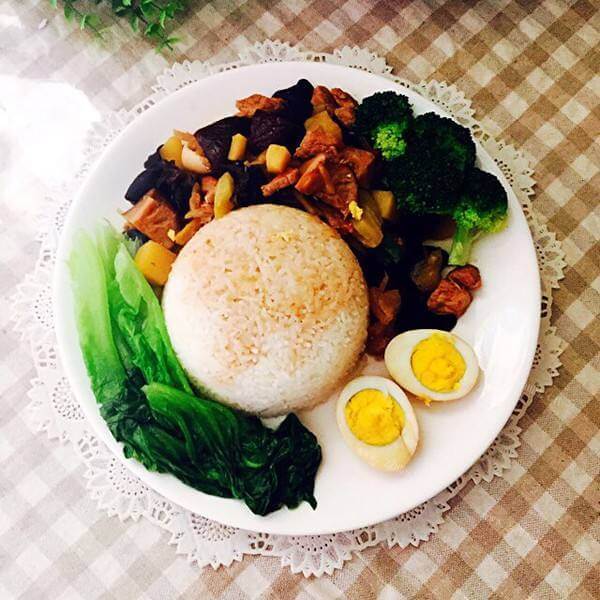 特色香菇咸猪肉炊饭