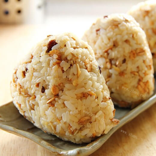 美味的鸡肉饭团