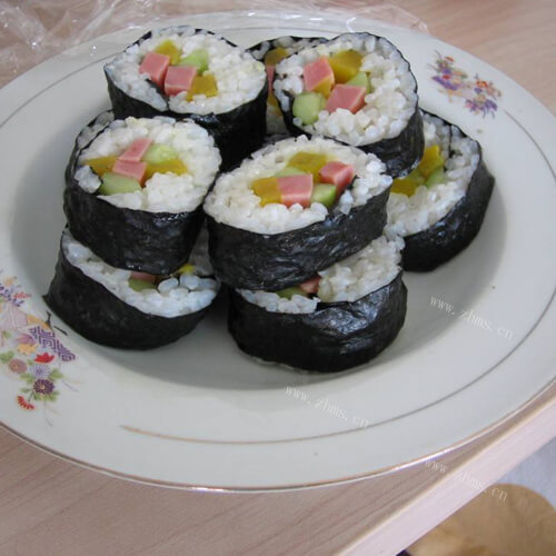 美味的沙拉紫菜卷