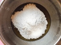 甜酥的中秋蛋黄月饼做法图解2)