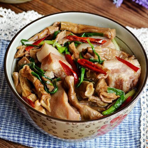 飘香美味的咸肉炖方笋干