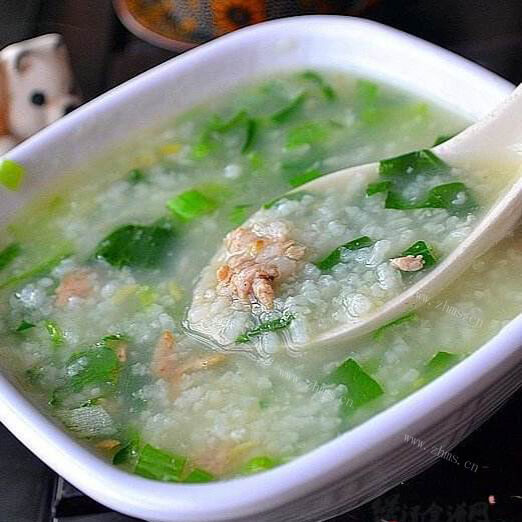 美味的青菜肉沫粥