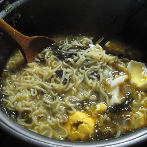 美味的紫菜鸡蛋米干