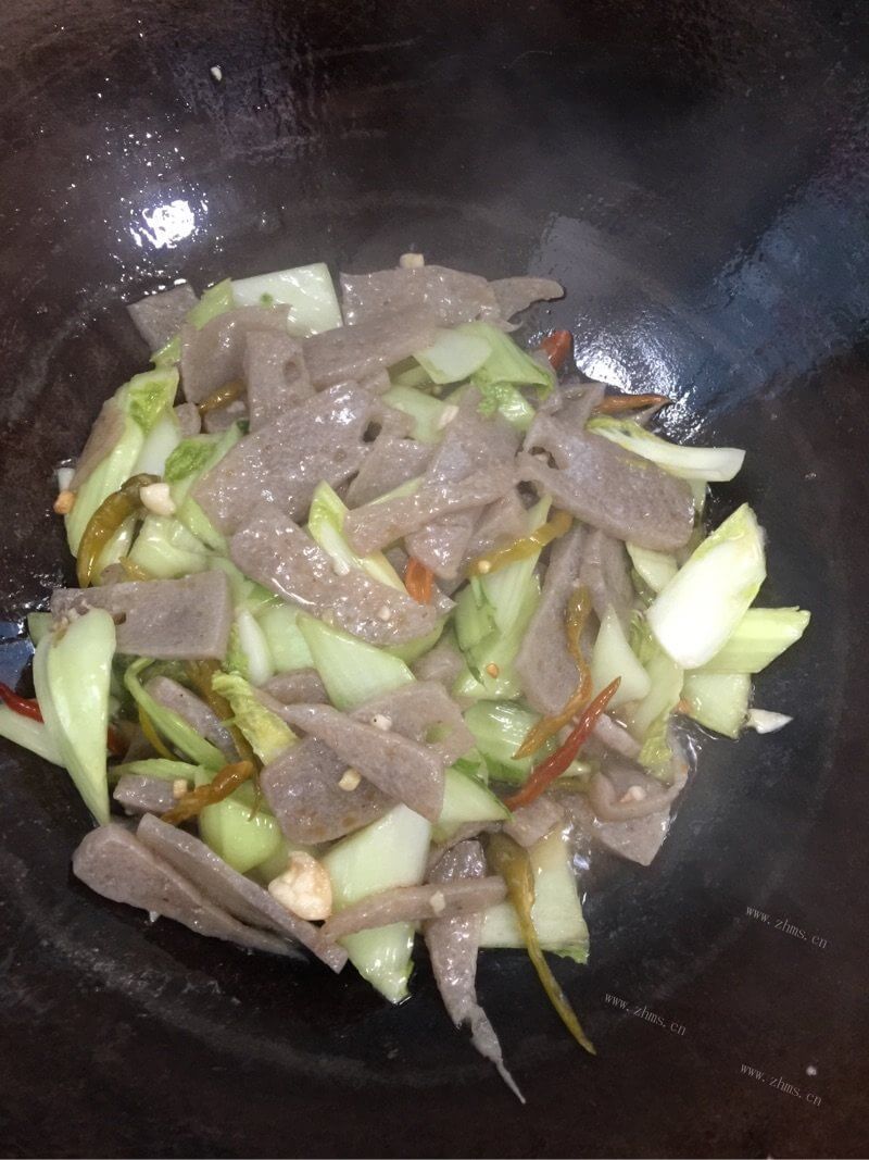 开胃泡椒白菜梗炒魔芋做法图解6)