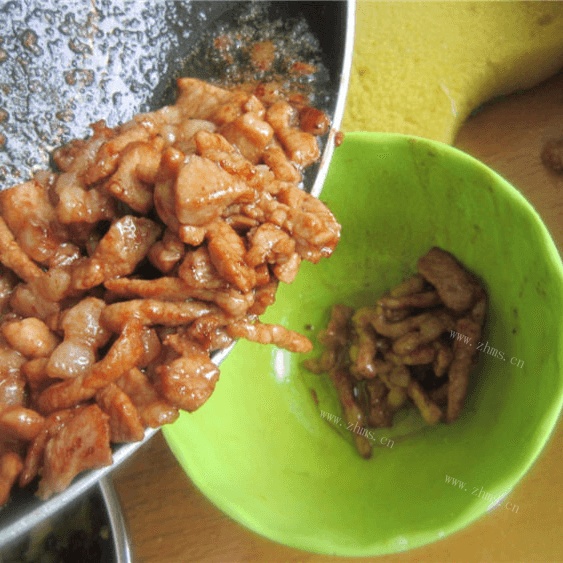 诱人的酸菜肉丝面做法图解7)