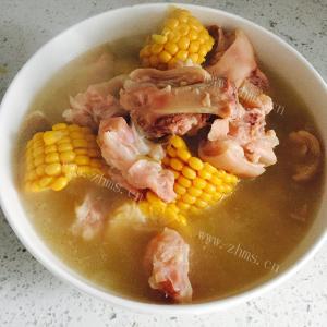 美味的玉米萝卜猪蹄汤