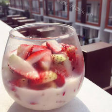 好吃的草莓酸奶