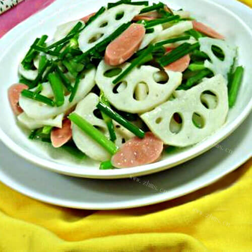 美味的红肠炒莲藕