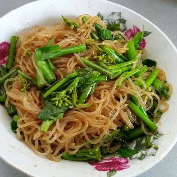 脆绿的胡罗卜菠菜拌粉丝
