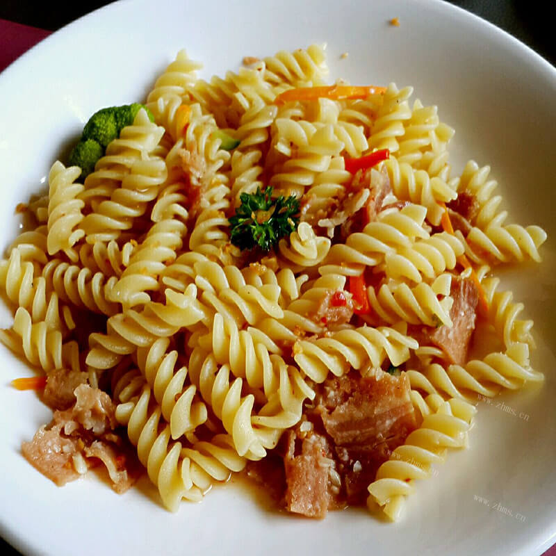 美味的咖喱鸡肉螺旋意面