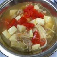鲜美的鲢鱼头西红柿豆腐汤