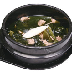 自制美味的韩国牛肉海带汤