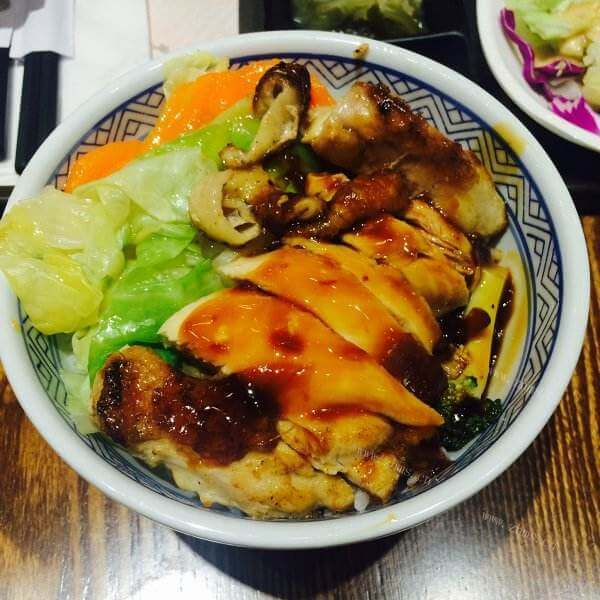 美味的香菇鸡肉煲仔饭