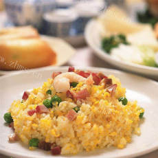营养丰富的蔬菜鸡蛋炒米饭