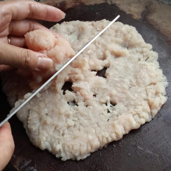鲜嫩的手工鱼丸做法图解5)