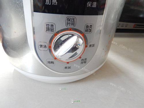 美味的甘笋猪脚筋洋葱汤做法图解12)