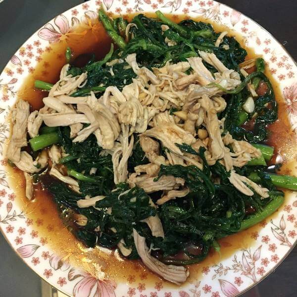 美味的茄汁肉丝茼蒿面