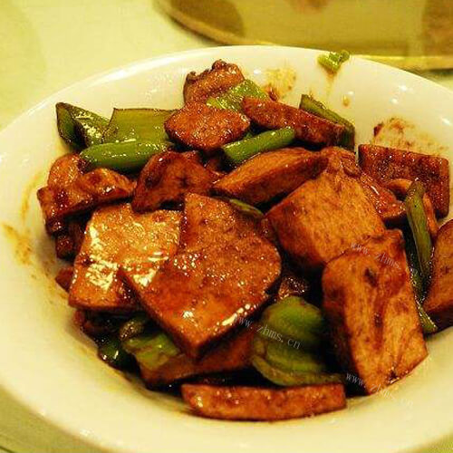 美味的兰豆冬菇炒腊肉