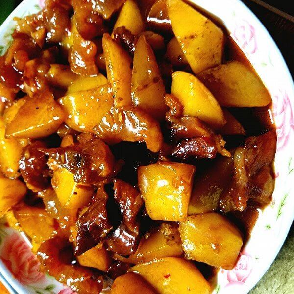 好吃的家常红烧肉焖土豆