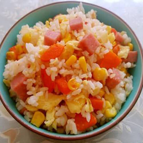 方便的胡萝卜鸡蛋火腿炒饭