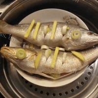 家常菜清蒸黄鱼的做法图解三
