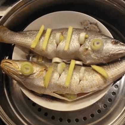 家常菜清蒸黄鱼做法图解3)