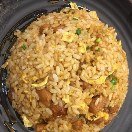 美味的香辣肉丁炒饭