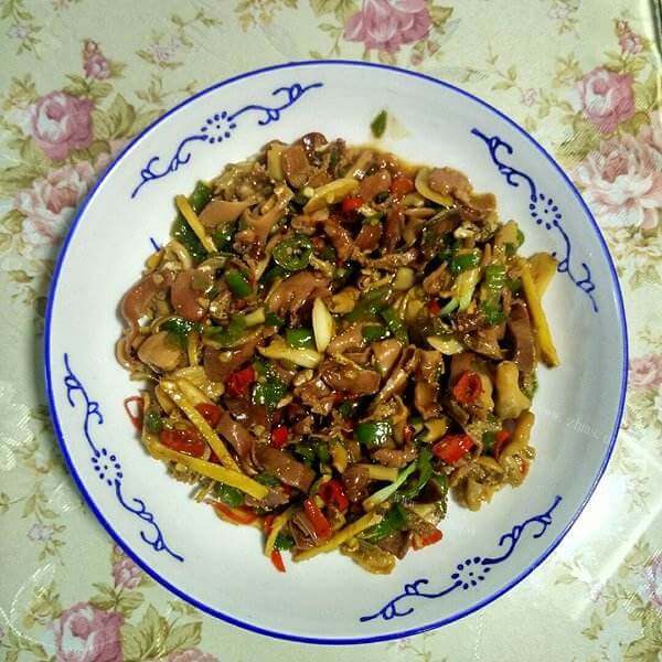 美味的小炒河蚌肉