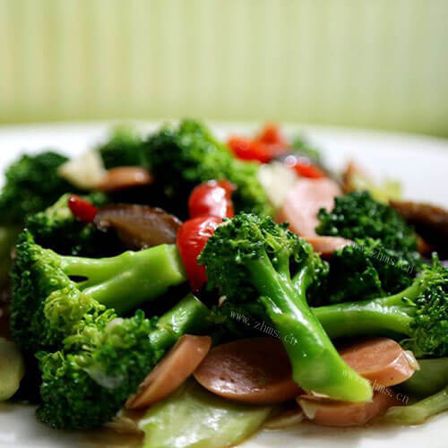 美味的火腿肠煸花椰菜