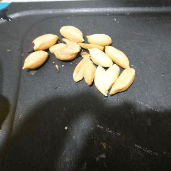 家常菜果仁菠菜做法图解3)