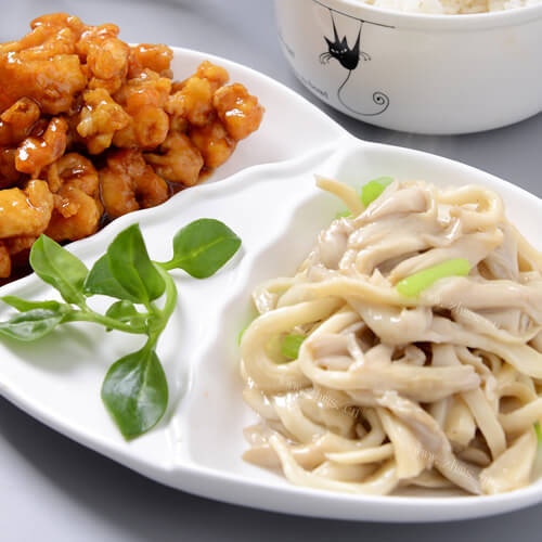 可口的鸡肉蘑菇饭